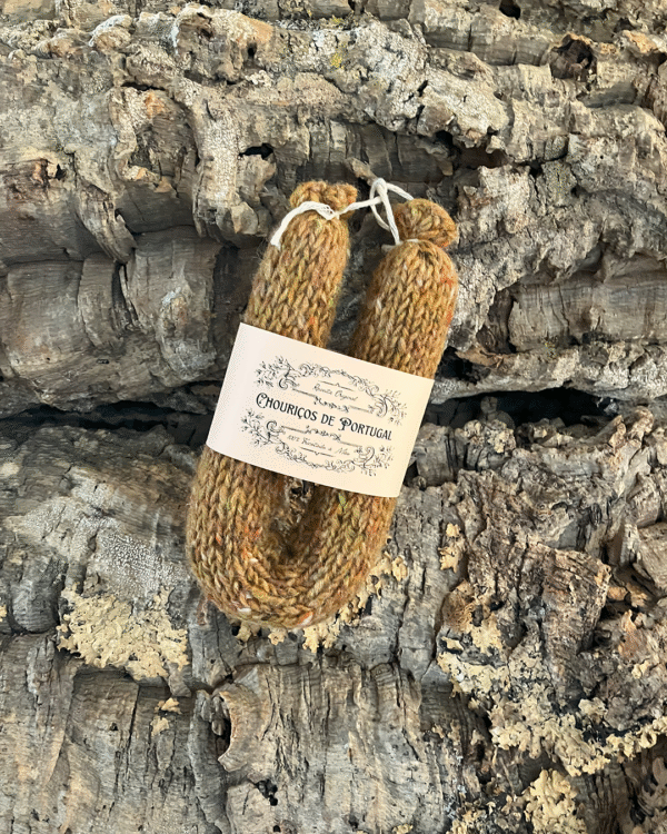 Chouriço tricotado à mão com lã pura! www.mariamarket.pt