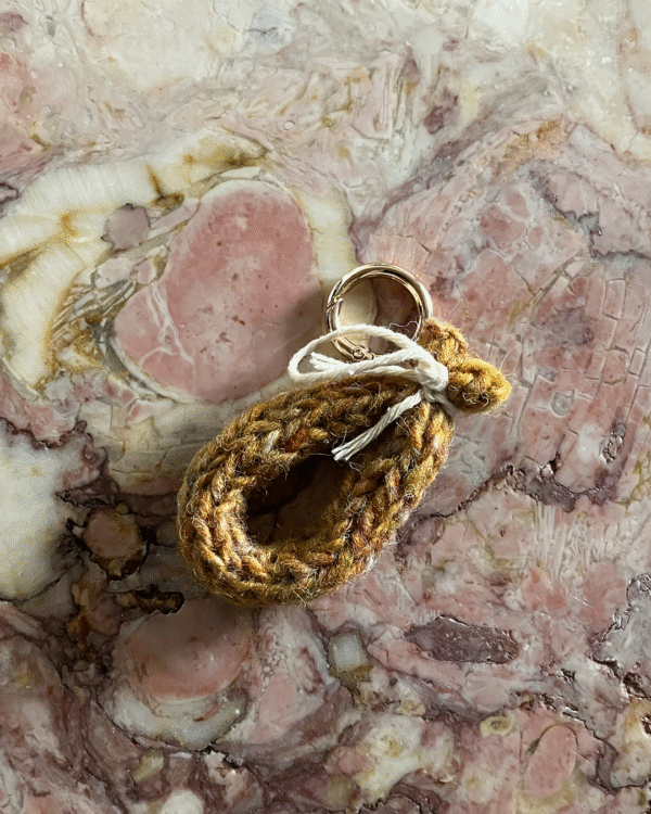 Chouriço tricotado à mão com lã pura! www.mariamarket.pt