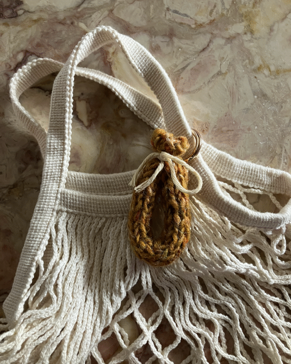 Chouriço tricotado à mão com lã pura! www.mariamarket.pt