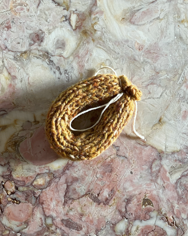 Chouriço tricotado à mão com lã pura! www.mariamarket.pt