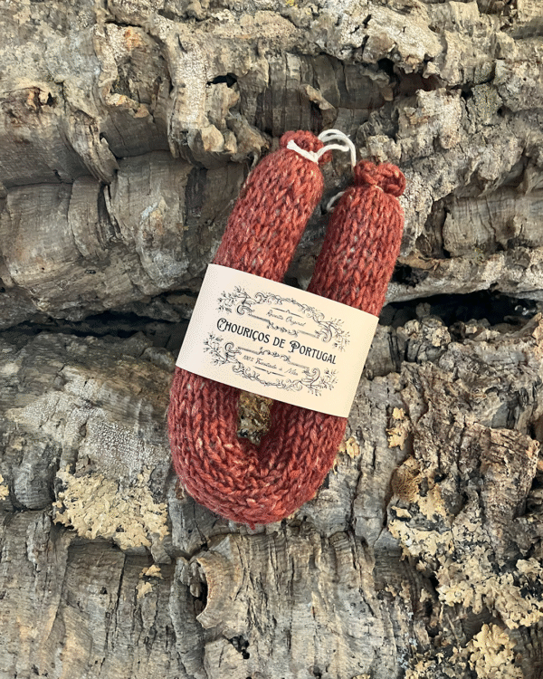 Chouriço tricotado à mão com lã pura! www.mariamarket.pt