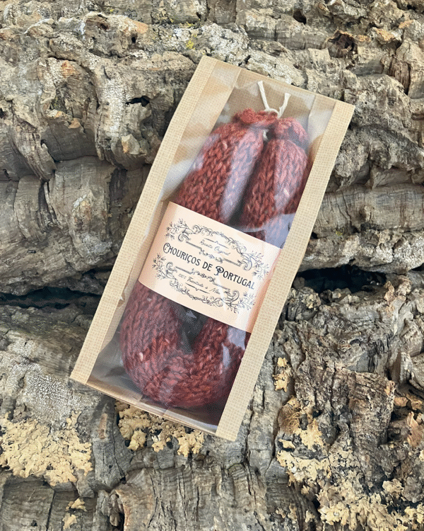 Chouriço tricotado à mão com lã pura! www.mariamarket.pt