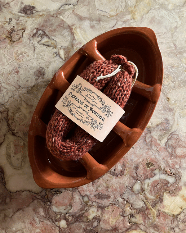 Chouriço tricotado à mão com lã pura! www.mariamarket.pt