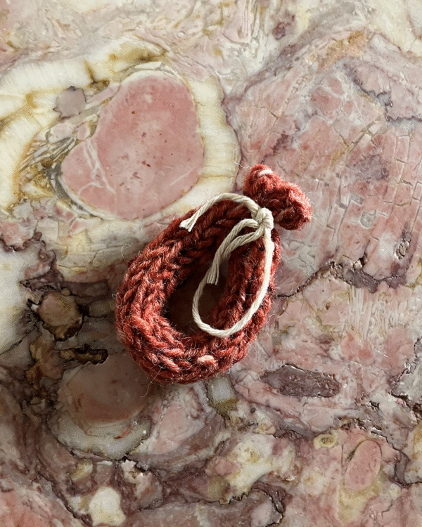 Chouriço tricotado à mão com lã pura! www.mariamarket.pt