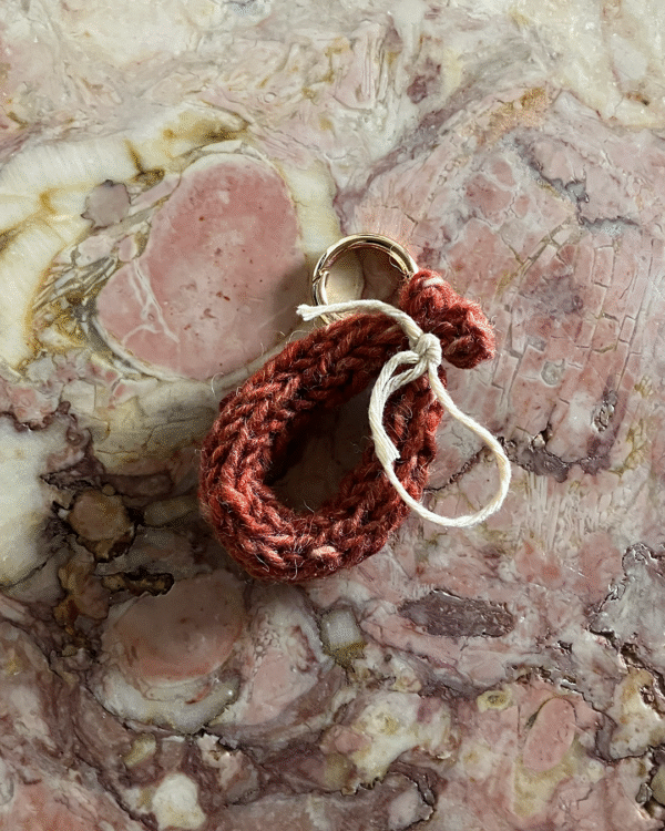 Chouriço tricotado à mão com lã pura! www.mariamarket.pt