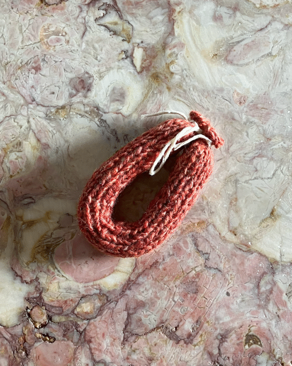 Chouriço tricotado à mão com lã pura! www.mariamarket.pt