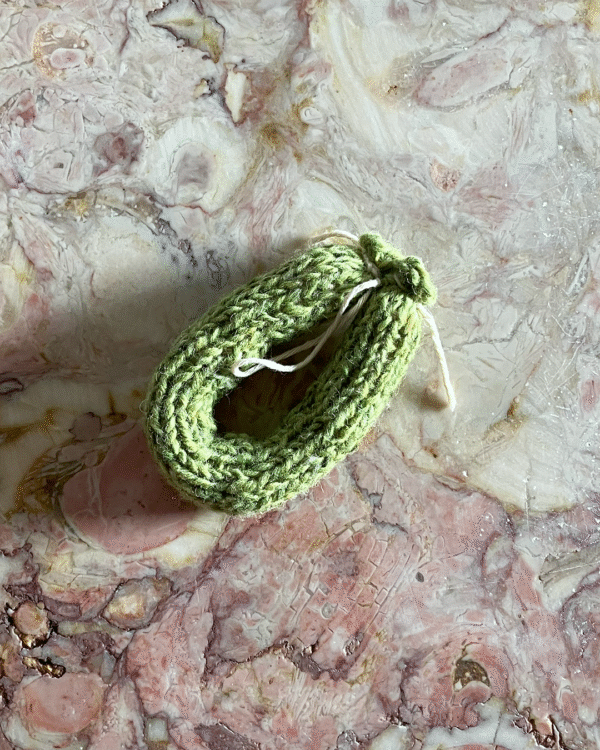 Chouriço tricotado à mão com lã pura! www.mariamarket.pt