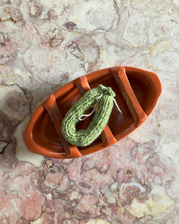 Chouriço tricotado à mão com lã pura! www.mariamarket.pt