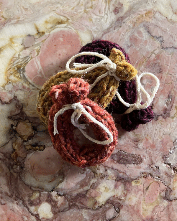 Chouriço tricotado à mão com lã pura! www.mariamarket.pt