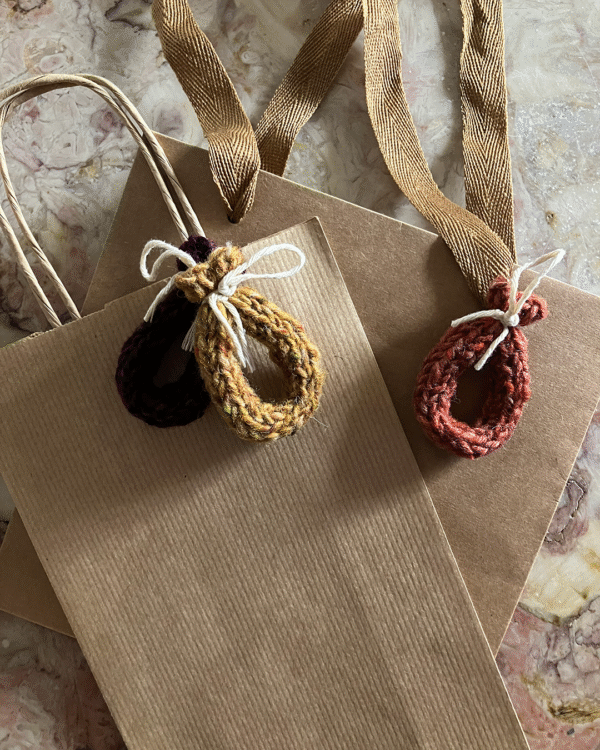 Chouriço tricotado à mão com lã pura! www.mariamarket.pt