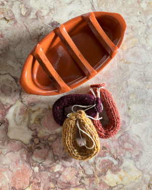 Chouriço tricotado à mão com lã pura! www.mariamarket.pt