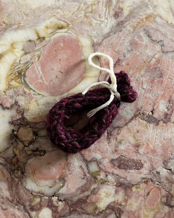 Chouriço tricotado à mão com lã pura! www.mariamarket.pt