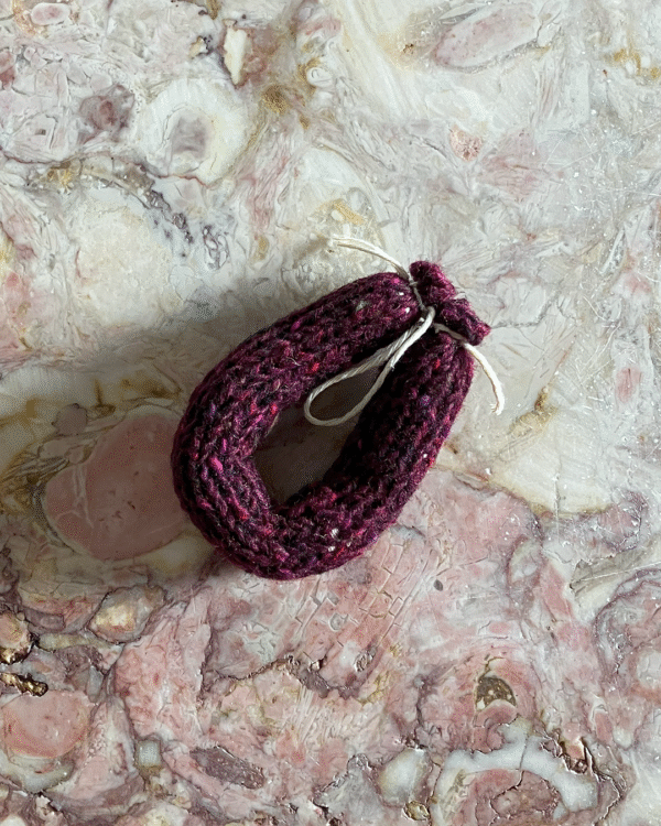 Chouriço tricotado à mão com lã pura! www.mariamarket.pt